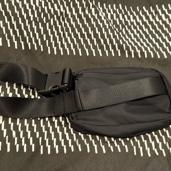 Lulu Lemon Everywhere Black Belt Bag - Picture 5 of 6